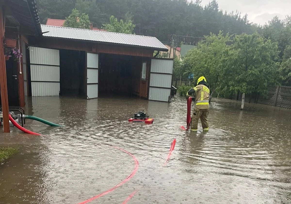 467 zgłoszeń związanych z usuwaniem skutków silnego wiatru oraz podtopień ulic i budynków odebrali strażacy w środę do godziny 20. Taką informację przekazał rzecznik prasowy Komendanta Głównego Państwowej Straży Pożarnej st. bryg. Karol Kierzkowski.