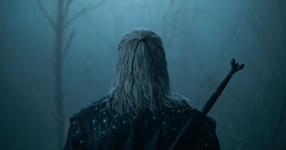 Do sieci trafił pierwszy materiał z planu czwartego sezonu serialu "Wiedźmin" na podstawie prozy Andrzeja Sapkowskiego. Dzięki niemu możemy się przekonać, jak w kostiumie i charakteryzacji prezentuje się nowy odtwórca roli Geralta z Rivii - Liam Hemsworth, który po trzech sezonach zastąpił Henry'ego Cavilla. 