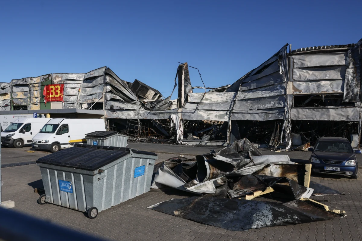 Kupcy, którzy stracili stoiska w wyniku pożaru centrum handlowego Marywilska 44 w Warszawie, mogą od dziś zgłaszać się do Zakładu Ubezpieczeń Społecznych o pomoc. Pieniądze będą pochodzić m.in. z funduszy Agencji Rozwoju Przemysłu.