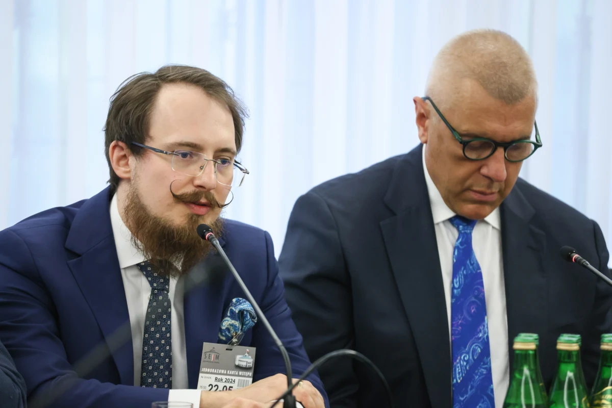 Bardzo mocne słowa pod adresem byłego ministra sprawiedliwości Zbigniewa Ziobry padły w środę podczas posiedzenia parlamentarnego zespołu do spraw rozliczeń PiS. Były dyrektor departamentu w resorcie sprawiedliwości odpowiadający za Fundusz Sprawiedliwości Tomasz Mraz oświadczył, że większość konkursów organizowanych w ramach FS była prowadzona "w nierzetelny sposób", a głównym decydentem w tej sprawie był ówczesny minister sprawiedliwości Zbigniew Ziobro.