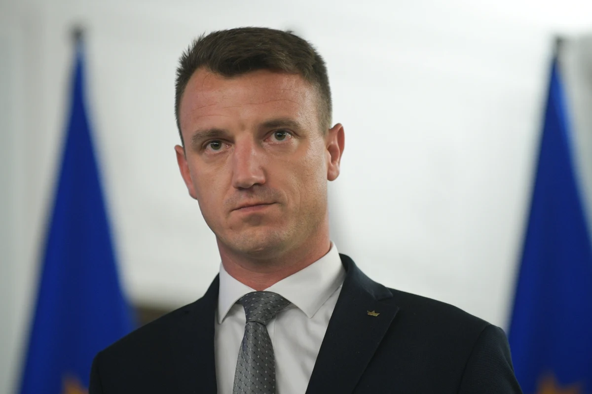 Ryszard Wilk, małopolski poseł Konfederacji, siedział w nocy na środku jezdni w Kamionce Małej i blokował ruch. Według relacji policjantów był pijany. Gdy funkcjonariusze próbowali usunąć go z drogi, zwyzywał ich i krzyczał do nich: "Siad". Poseł przeprasza za swoje zachowanie.