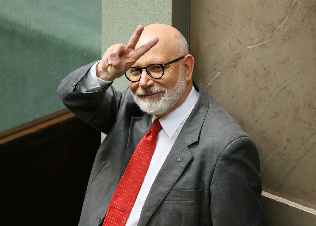 11 szczegółowych zarzutów, propozycja przesłuchania dziewięciorga świadków i dziesiątki dokumentów jako materiał dowodowy - tak wygląda wniosek o postawienie przed Trybunałem Stanu szefa Krajowej Rady Radiofonii i Telewizji Macieja Świrskiego. Jako pierwsi przedstawiliśmy dokument, który po zebraniu niezbędnej liczby podpisów posłów formalnie trafił do Marszałka Sejmu.