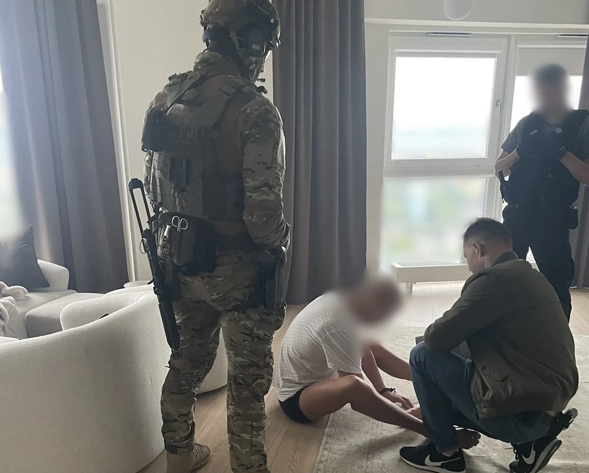 Policjanci zatrzymali 11 osób podejrzanych o udział w zorganizowanej grupie przestępczej, która trudniła się oszustwami przy sprzedaży luksusowych samochodów. Sprawcy pobierali zaliczki za auta, których nie mieli, a potem znikali. Klienci stracili ponad milion złotych.    