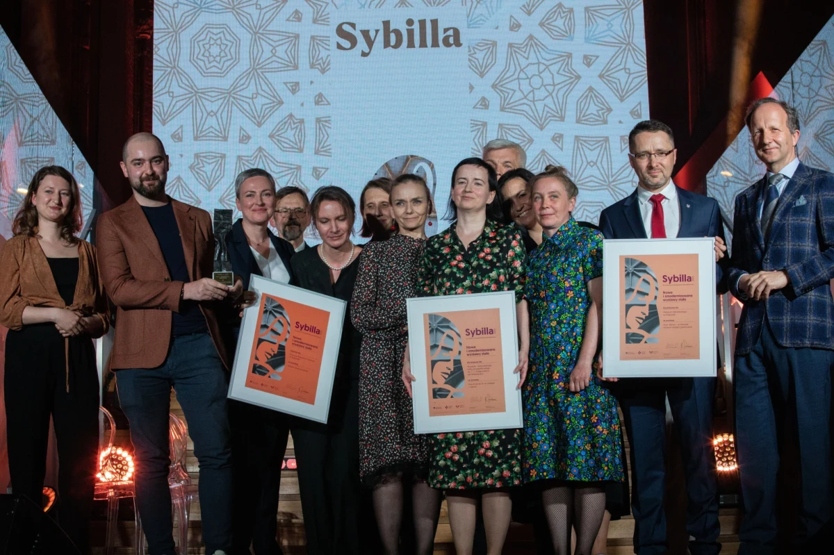 Muzeum Kultury Ludowej w Kolbuszowej za projekt naukowo-badawczy "Las w życiu i kulturze mieszkańców Rzeszowszczyzny" otrzymało Grand Prix 44. Konkursu na Wydarzenie Muzealne Roku Sybilla 2023. W sumie nagrodzono placówki z całego kraju w sześciu kategoriach; po raz drugi wręczono też nagrodę publiczności.