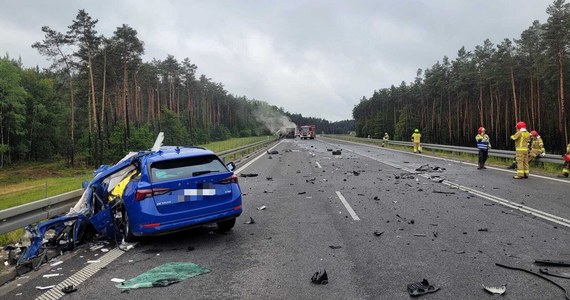 W czwartek rano pod Bełchatowem doszło do zderzenia samochodu osobowego z ciągnikiem siodłowym. Wypadek okazał się tragiczny w skutkach - kierowca osobówki zginął na miejscu.
