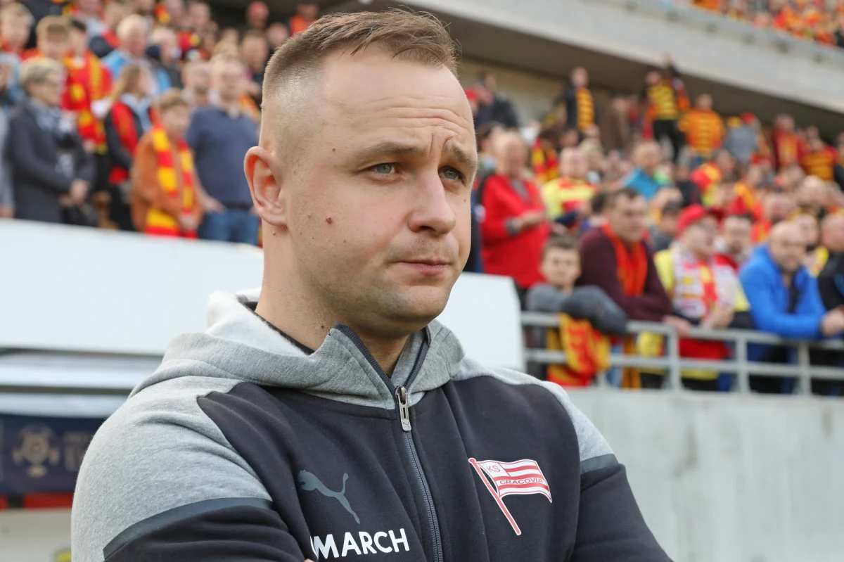 Cracovia poinformowała, że Dawid Kroczek w przyszłym sezonie ekstraklasy nadal będzie trenerem "Pasów". Nowa umowa ma obowiązywać do 30 czerwca 2025 roku, ale istnieje możliwość jej przedłużenia o kolejny rok.