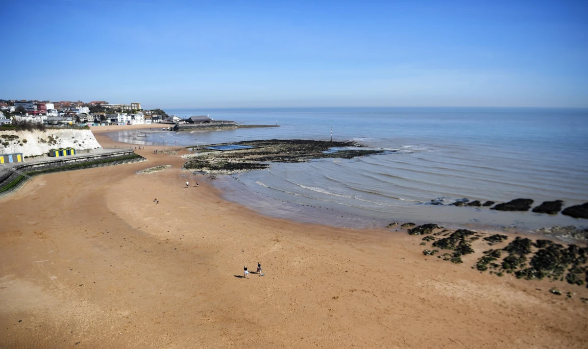 ​Sylwetki żołnierzy wyryto na plaży w południowo-wschodniej Anglii. To dla upamiętnienia zbliżającej się rocznicy lądowania aliantów w Normandii.