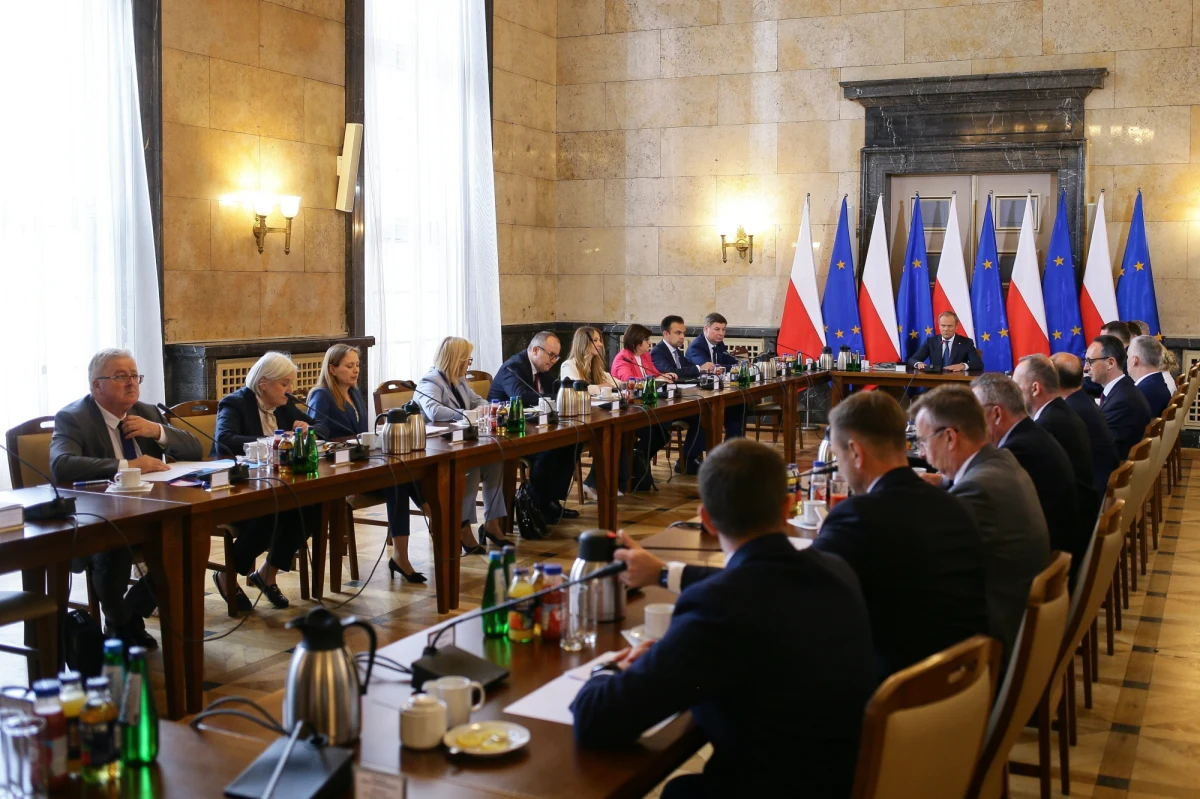 To nie były urządzenia podsłuchowe. Mowa o aparaturze zabezpieczonej przez funkcjonariuszy ABW i SOP w śląskim urzędzie wojewódzkim przed wyjazdowym posiedzeniem rządu z początku maja. Jak dowiedział się reporter RMF FM, Agencja Bezpieczeństwa Wewnętrznego uznała, że "nic nie wskazuje na to, żeby ujawniona instalacja miała służyć do nieuprawnionego pozyskiwania danych”. 