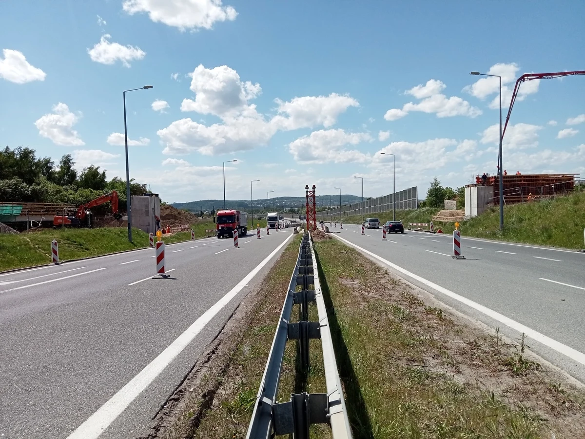 Dziś późnym wieczorem, ok. g.  23.00 na godzinę zamknięta zostanie droga krajowa 94 między węzłami Modlniczka i Modlnica. W tym czasie drogowcy będą układać na podporach przęsło, budowanej w tym miejscu kładki pieszo-rowerowej.

