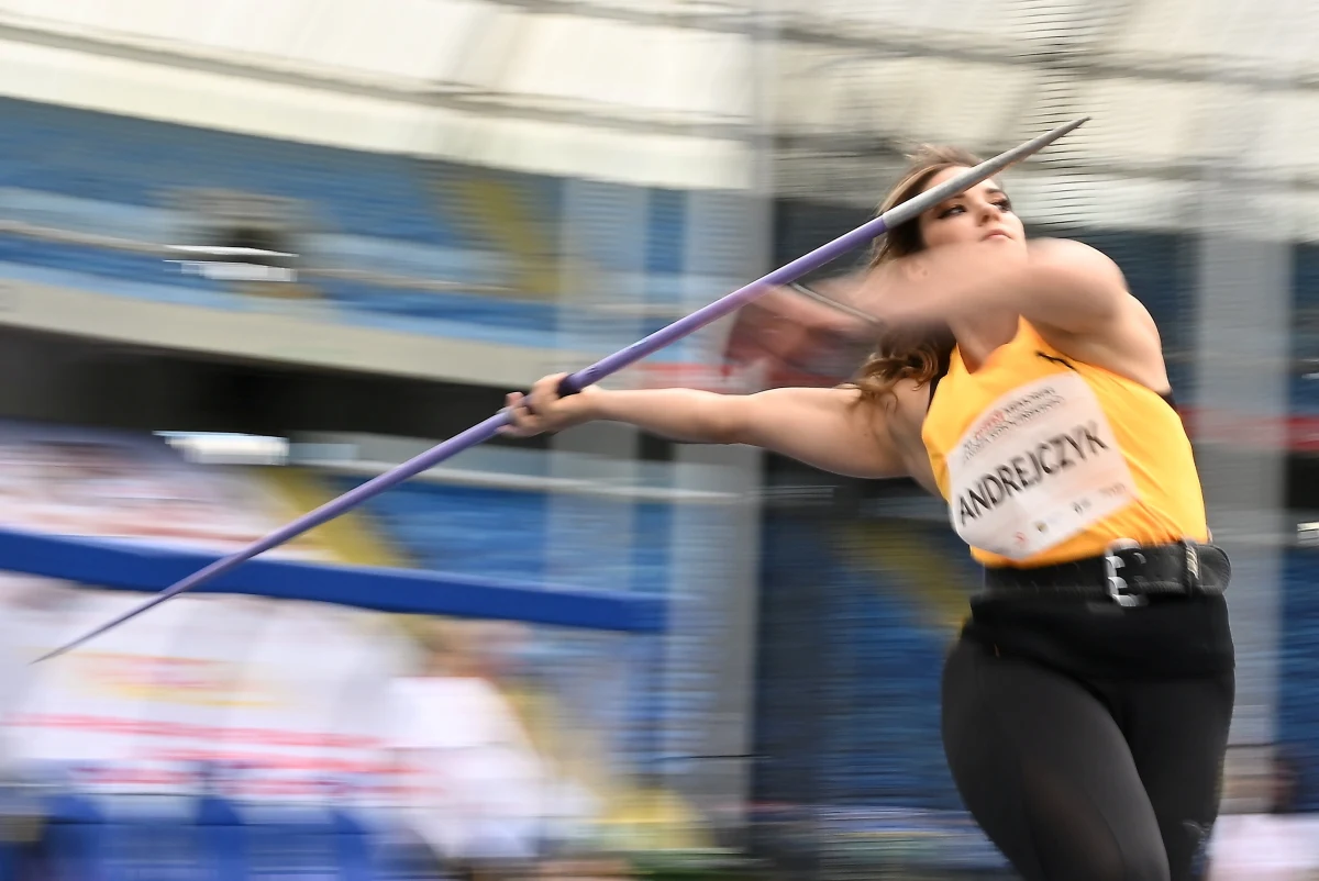 Do igrzysk olimpijskich w Paryżu pozostały 64 dni. Polska oszczepniczka Maria Andrejczyk robi wszystko, by być w stolicy Francji 26 lipca, czyli w dniu rozpoczęcia imprezy. Nasza reprezentantka wie już, jak smakuje olimpijski krążek, bo na igrzyskach w Tokio wywalczyła srebro. Teraz wraca do swojej dobrej dyspozycji i chce powalczyć w Paryżu o jak najlepszy wynik. "Jestem na bardzo dobrej drodze. Obecnie współpracuję z fantastycznym trenerem Cezarym Wojną, który jest byłym oszczepnikiem" - mówi z uśmiechem Maria Andrejczyk, z którą rozmawiał Wojciech Marczyk z redakcji sportowej RMF FM.