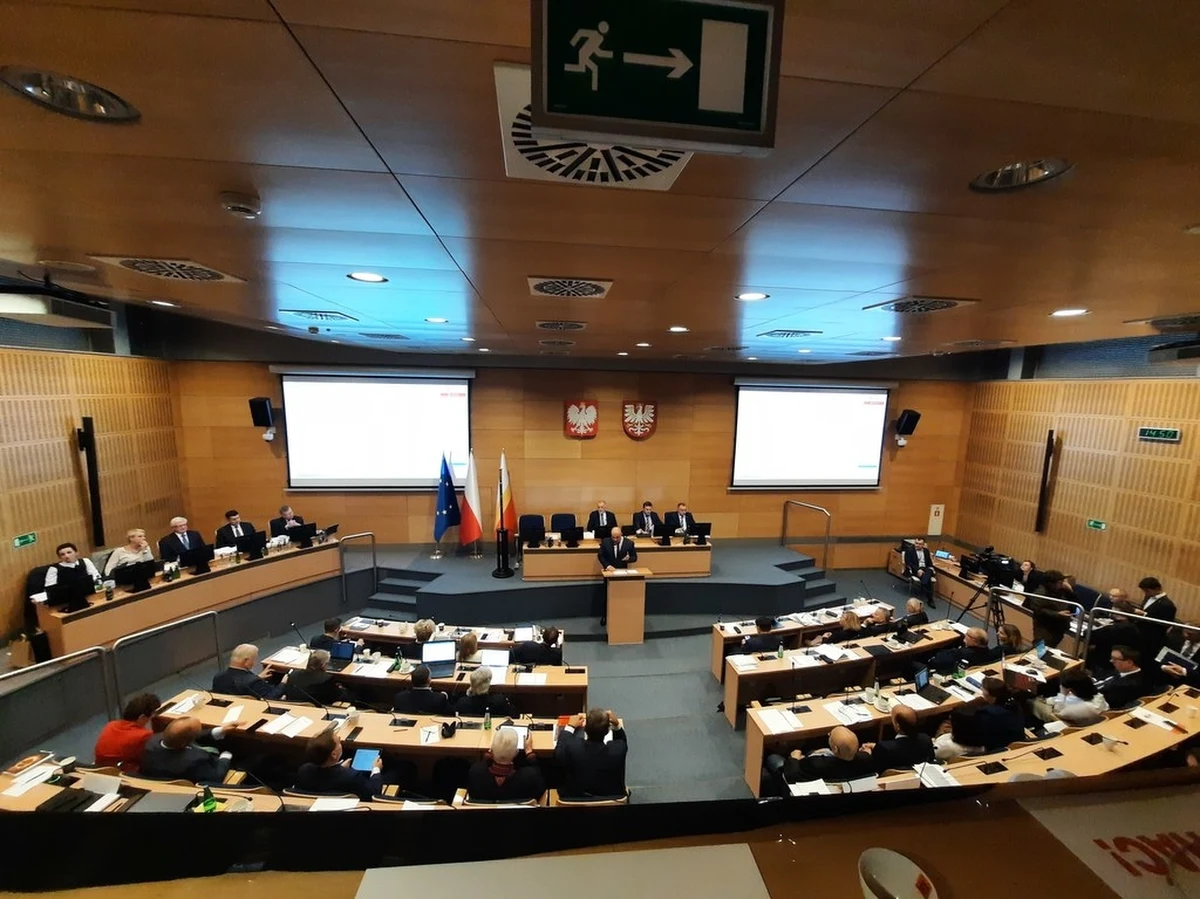 Podczas czwartkowej sesji sejmiku radni nie zajmą się wyborem nowego marszałka województwa małopolskiego. Ten punkt obrad może pojawić się dopiero  na sesji w czerwcu. Kandydatem Prawa i Sprawiedliwości, które rządzi w województwie, niezmiennie jest poseł Łukasz Kmita.