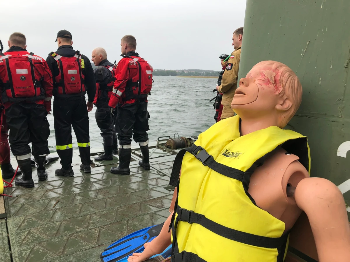 Przed wakacjami również strażacy szkolą się z ratownictwa wodnego. Na jeziorze Ukiel przy Ośrodku Szkolenia PSP w Olsztynie symulowano wywrócenie się łodzi wiosłowej. Strażacy w trudnych warunkach pogodowych musieli wyciągnąć na brzeg trzy fantomy. 