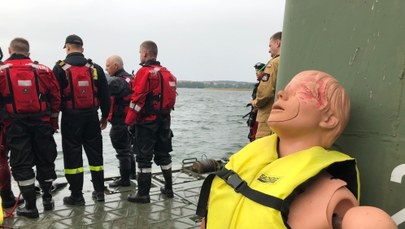 Wywrotka łodzi, trzy osoby w wodzie. Szkolenie strażaków na jeziorze Ukiel
