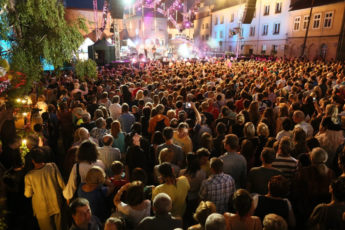 Nie będzie plenerowego koncertu, który tradycyjnie kończył Festiwal Kultury Żydowskiej w Krakowie. "W aktualnej sytuacji polityczno-społecznej nie jesteśmy w stanie zapewnić naszej publiczności bezpieczeństwa i komfortu podczas koncertu w tak specyficznej przestrzeni, jaką jest ulica Szeroka" - poinformowali organizatorzy.