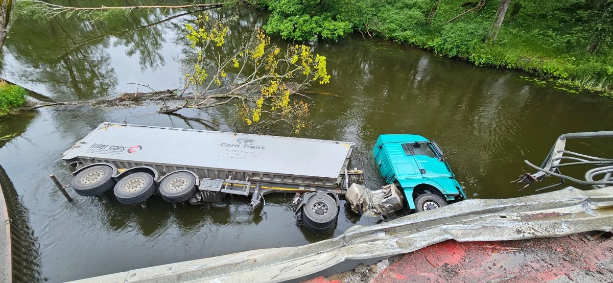Groźny wypadek w Wielkopolsce. 24-letni kierowca ciężarówki stracił panowanie nad pojazdem, zjechał z drogi i spadł do rzeki Gwda. Na szczęście mężczyźnie nic się nie stało.
