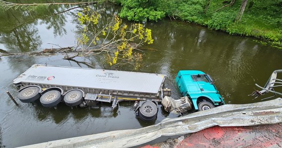 Groźny wypadek w Wielkopolsce. 24-letni kierowca ciężarówki stracił panowanie nad pojazdem, zjechał z drogi i spadł do rzeki Gwda. Na szczęście mężczyźnie nic się nie stało.