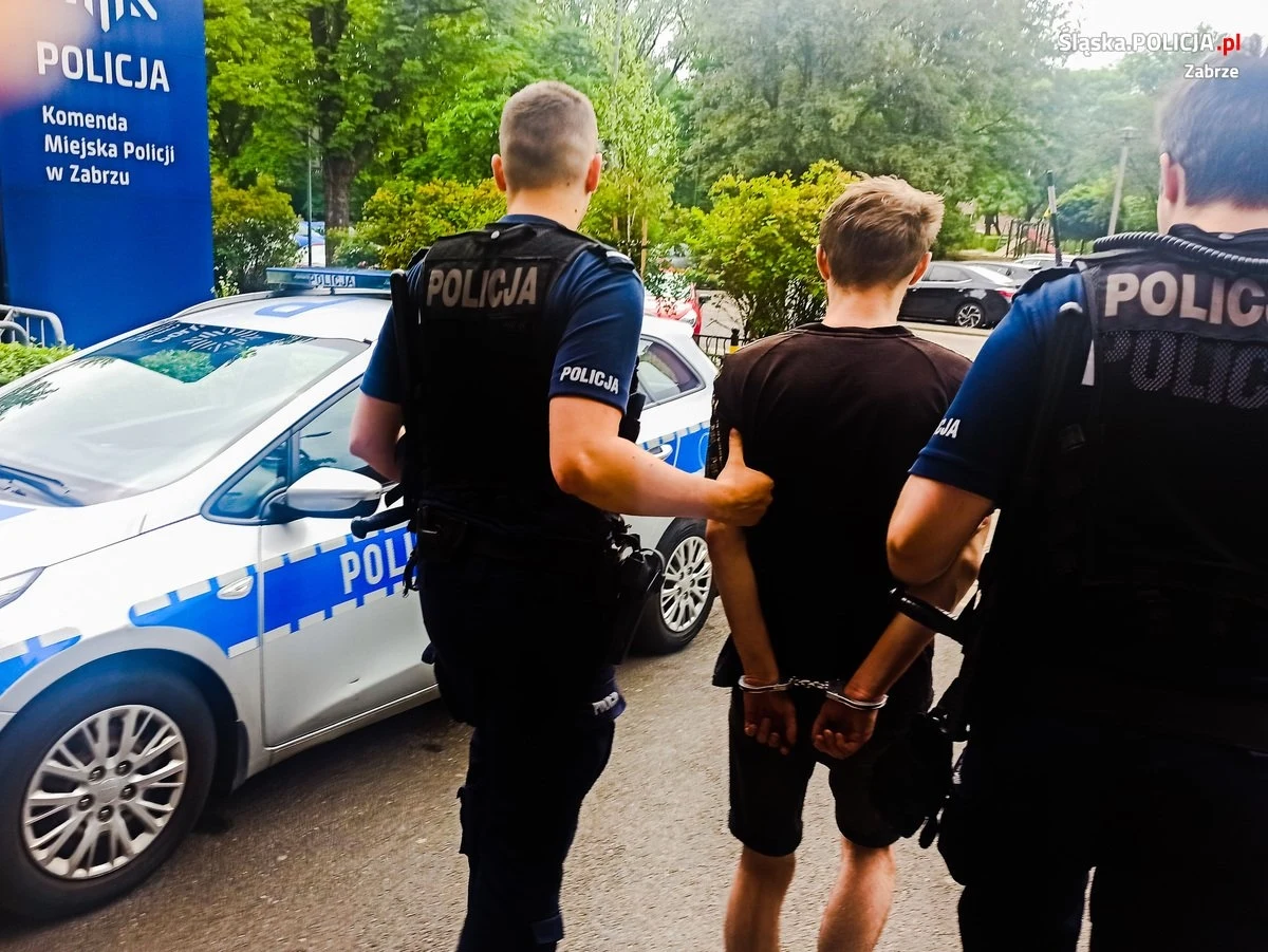Trzej nastolatkowie ujęli i zaprowadzili na policję agresora, który na jednej z ulic w Zabrzu w woj. śląskim pobił do nieprzytomności 72-latka. Uderzył go bez powodu, a kiedy senior upadł, kilkanaście metrów ciągnął go za nogę.