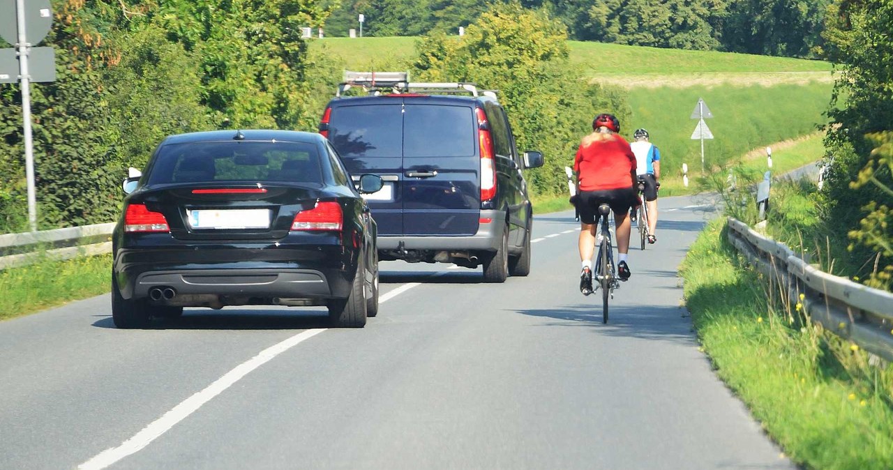 Czy rowerzysta może jechać ulicą gdy obok jest ścieżka? Kierowcy mają dość