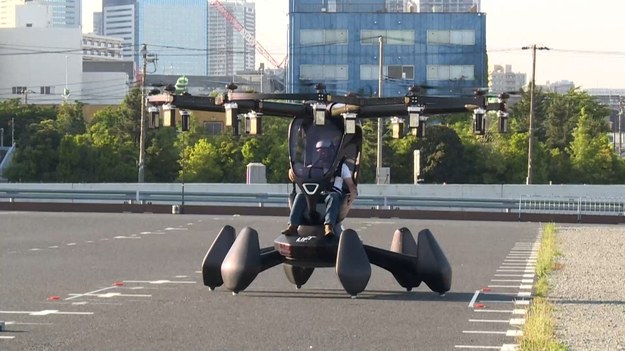 Gubernator Tokio Yuriko Koike uczestniczyła w demonstracji w locie latającego pojazdu Hexa LIFT Aircraft. 