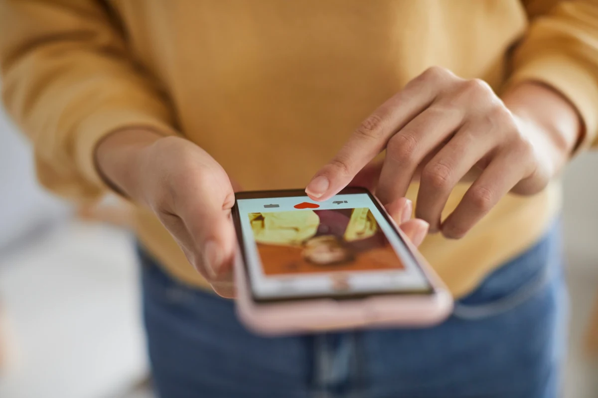 Znajomość zawarta za pośrednictwem aplikacji randkowej okazała się fatalna dla 35-latki z okolic Puław. Kobieta uwierzyła fałszywemu Holendrowi o imieniu Charlie, który zaoferował jej pomoc w inwestycjach w kryptowaluty. Straciła ponad 180 tys. złotych.

