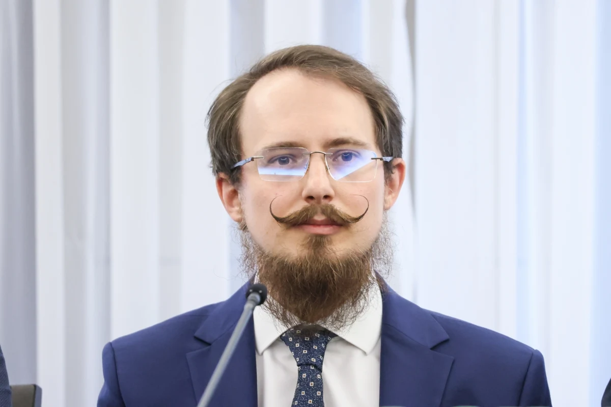 "To polityczna zemsta za skuteczną walkę z patologiami" - mówią jednym głosem politycy Suwerennej Polski po wczorajszych słowach w sejmie Tomasza Mraza. Były dyrektor departamentu w resorcie sprawiedliwości odpowiadający za Fundusz Sprawiedliwości powiedział, że większość konkursów w ramach FS była prowadzona "w nierzetelny sposób".