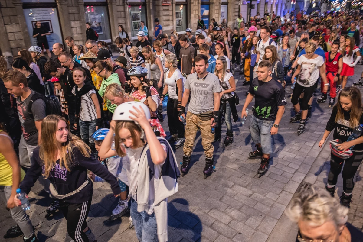 Uwaga kierowcy! Rolkarze i wrotkarze przejadą w czwartek ulicami Warszawy. Po godz. 20:00 utrudnienia w ruchu pojawią się na ulicach Śródmieścia, Ochoty, Mokotowa, Ursynowa i Wilanowa. 