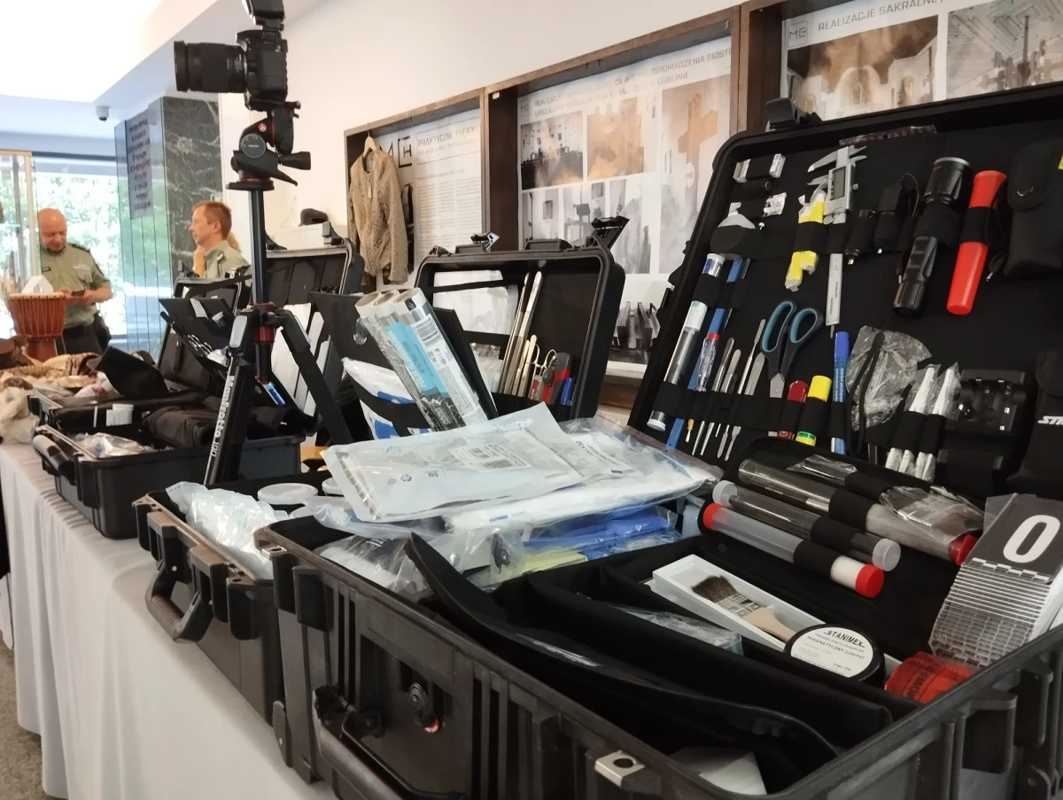 Jak zabezpiecza się odciski palców, a jak odciski opon? Czy możliwa jest ucieczka z radiowozu? Tego można było się dowiedzieć na imprezie Katolickiego Uniwersytetu Lubelskiego