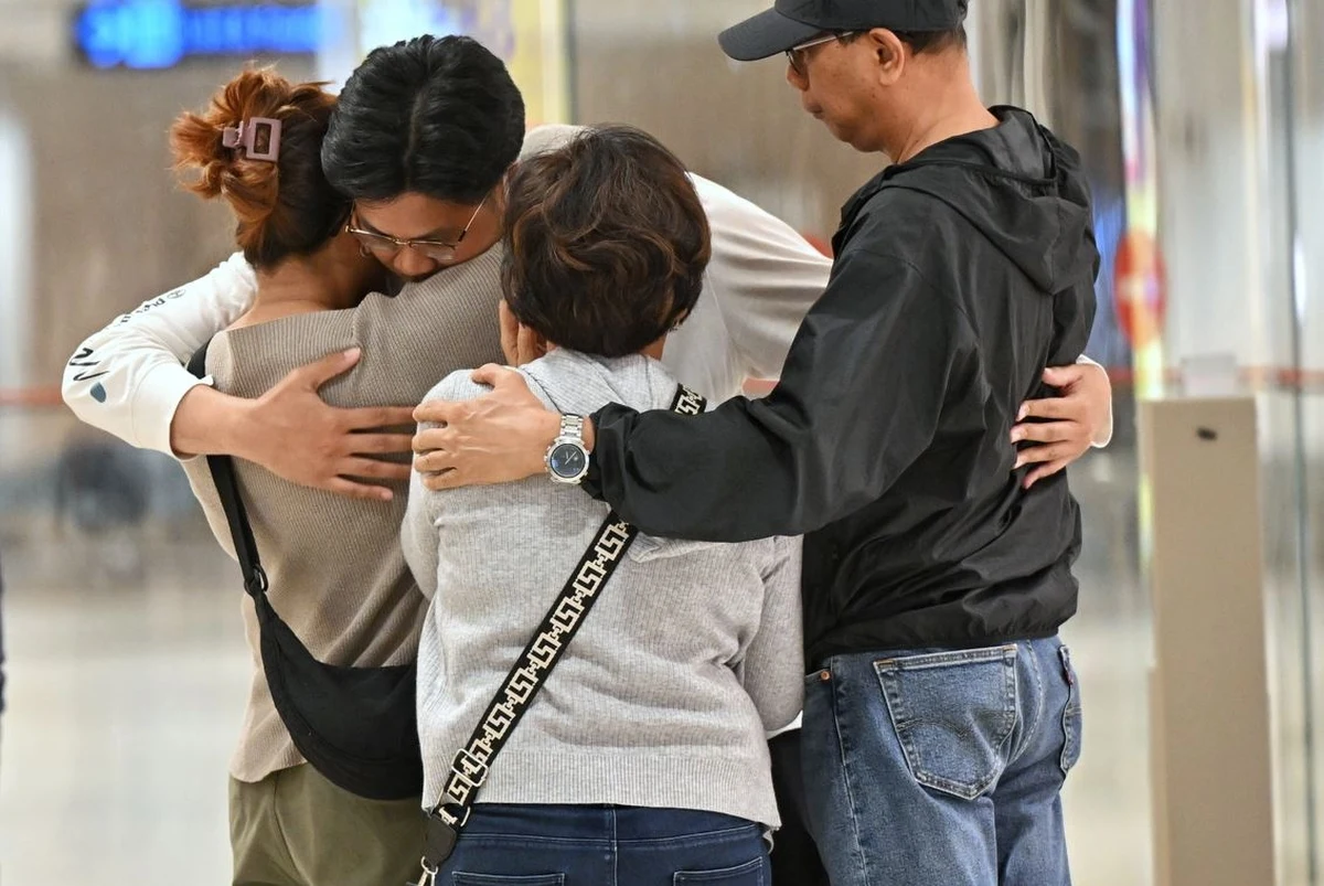 20 pacjentów na intensywnej terapii, po urazach kręgosłupa i głowy konieczne były operacje. Lekarze z Bangkoku przekazali najnowsze informacje na temat stanu zdrowia pasażerów samolotu, który w środę w drodze do Singapuru wpadł w turbulencje. Najmłodszy pacjent to zaledwie 2-letni maluch ze wstrząśnieniem mózgu. Przerażające relacje pasażerów publikują światowe media. 