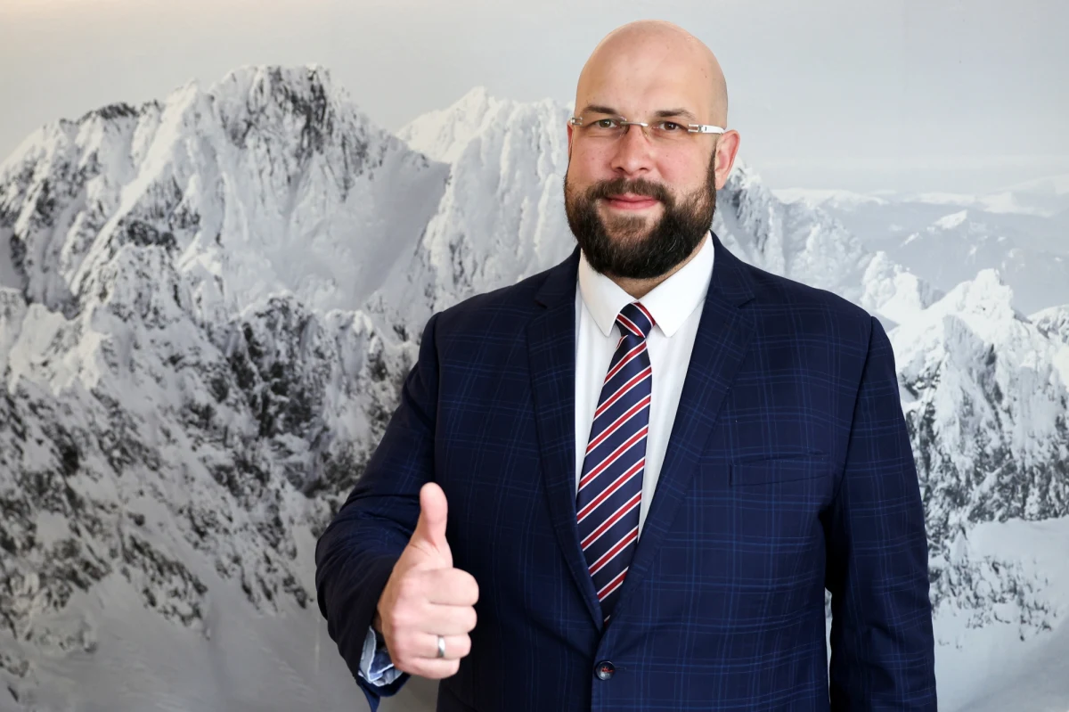 Nowy burmistrz Zakopanego Łukasz Filipowicz będzie zarabiał 19 tys. 87 zł brutto – to kwota łącznie z dodatkami – zdecydowali podczas sesji radni Zakopanego. Pensja włodarza miasta pod Giewontem będzie wyższa niż zarobki prezydenta Warszawy.