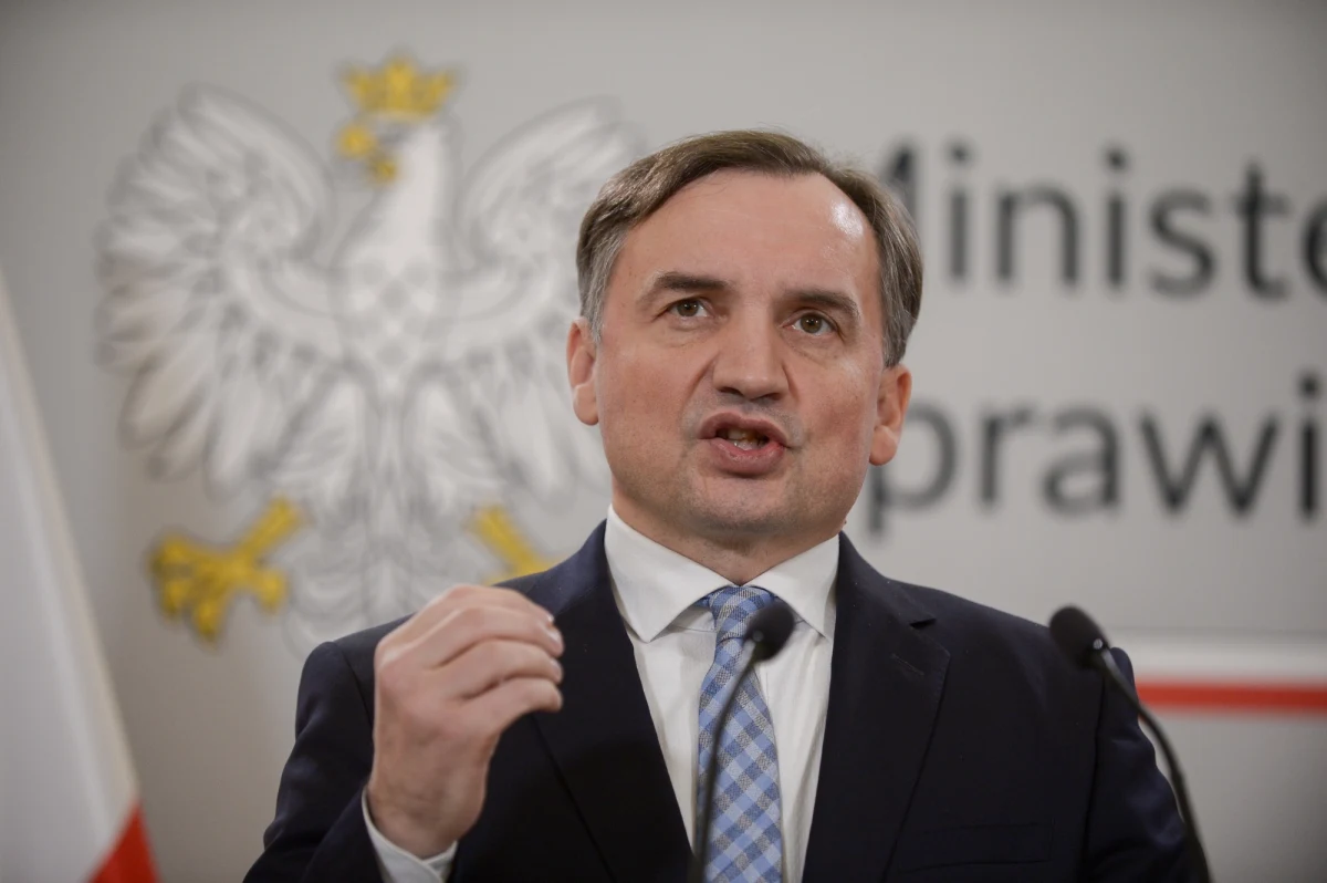 "Potwierdzam, że jednym z podejrzanych w śledztwie dotyczącym nieprawidłowości w Funduszu Sprawiedliwości jest Tomasz M." - poinformował rzecznik prasowy Prokuratury Krajowej prok. Przemysław Nowak. Były dyrektor departamentu w resorcie sprawiedliwości odpowiadający za Fundusz Sprawiedliwości mówił wczoraj, że większość konkursów w ramach FS była prowadzona "w nierzetelny sposób", a głównym decydentem w tej sprawie był ówczesny minister sprawiedliwości Zbigniew Ziobro. 