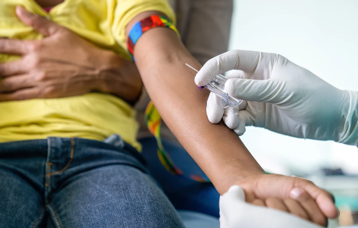 Prawie 15 procent zabrzańskich pierwszaków przebadanych przez medyków ze Śląskiego Centrum Chorób Serca w Zabrzu ma podwyższone stężenie cholesterolu. Placówka przeprowadziła pierwsze w Polsce przesiewowe badania, które mają wykryć ryzyko przedwczesnej miażdżycy. Program „Lipidogram dla pierwszaka” objął ponad 600 uczniów zabrzańskich podstawówek.