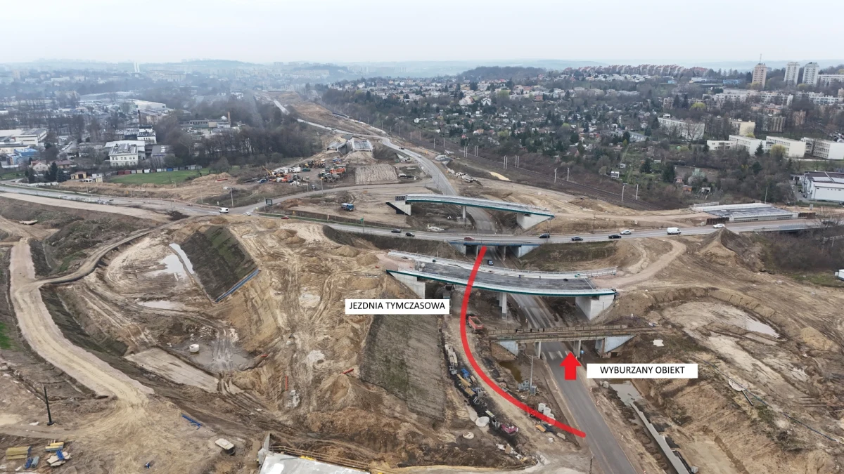 Drogowcy w sobotę i niedzielę zajmą się wyburzaniem starego wiaduktu  przy ul. Łowińskiego w Krakowie. Ruch zostanie poprowadzony jezdnią tymczasową, po południowej stronie drogi. Obowiązywać będzie ograniczenie prędkości do 30 km/h.   