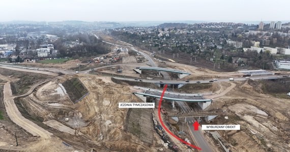 Drogowcy w sobotę i niedzielę zajmą się wyburzaniem starego wiaduktu  przy ul. Łowińskiego w Krakowie. Ruch zostanie poprowadzony jezdnią tymczasową, po południowej stronie drogi. Obowiązywać będzie ograniczenie prędkości do 30 km/h.   
