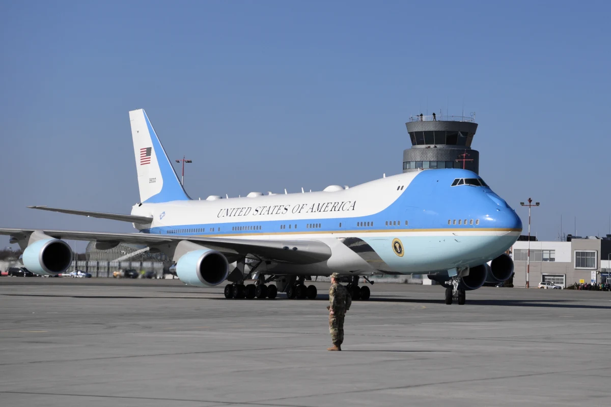 Szef MSWiA Tomasz Siemoniak potwierdził w wywiadzie dla agencji Bloomberg, że po serii aresztowań osób podejrzanych o dywersję, Polska zacieśnia mechanizmy bezpieczeństwa na lotnisku Rzeszów-Jasionka. Jest z niego transportowanych 90 proc. uzbrojenia i ekwipunku wojskowego dla Ukrainy.