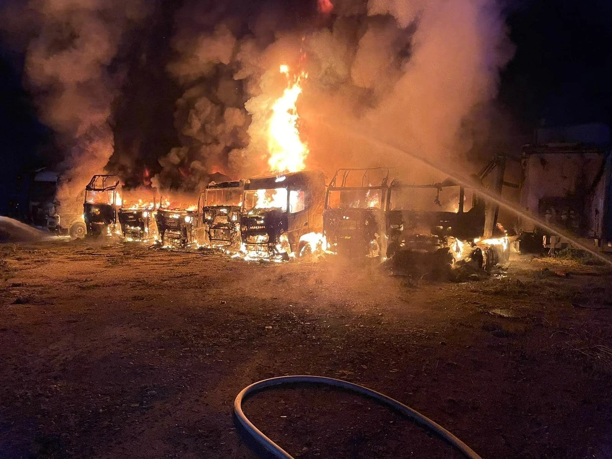 9 ciężarówek z naczepami spłonęło w nocy z czwartku na piątek w miejscowości Górki na Pomorzu. Biegły z zakresu pożarnictwa i grupa dochodzeniowo-śledcza będą ustalać, co było przyczyną wybuchu pożaru.