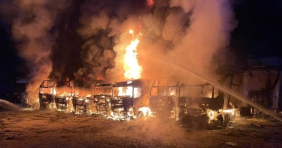 9 ciężarówek z naczepami spłonęło w nocy z czwartku na piątek w miejscowości Górki na Pomorzu. Biegły z zakresu pożarnictwa i grupa dochodzeniowo-śledcza będą ustalać, co było przyczyną wybuchu pożaru.