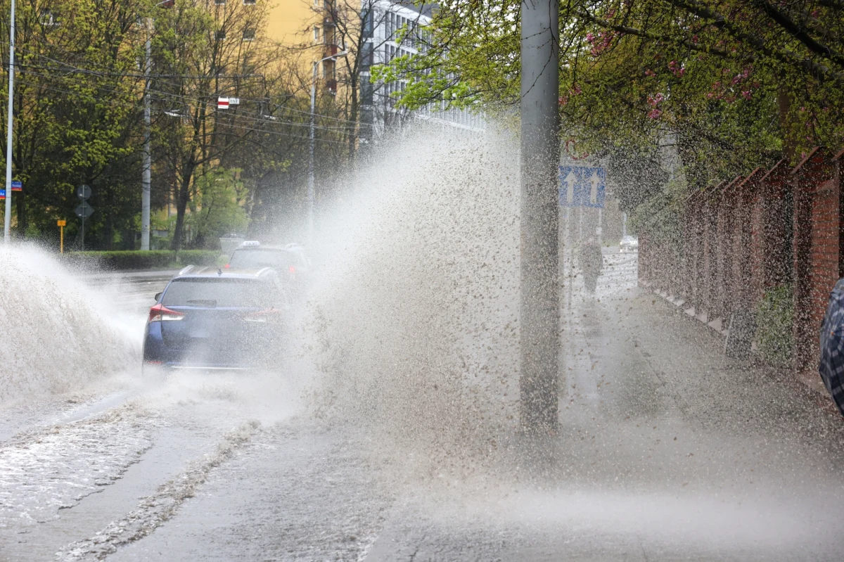 Mieszkańcom województw śląskiego, opolskiego, dolnośląskiego, małopolskiego oraz części łódzkiego, lubuskiego i wielkopolskiego Rządowe Centrum Bezpieczeństwa radzi pozostać w domu i unikać otwartych przestrzeni. W piątek, 24 maja pogoda ma być niezwykle niebezpieczna. IMGW prognozuje, że wystąpią ulewy, wichury i grad, który może wyrządzić szkody materialne.