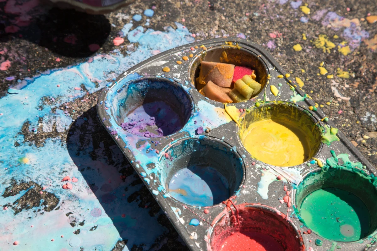 Oto najmłodszy artysta na świecie. Ace-Liam Nana Sam Ankrah z Ghany trafił do Księgi Rekordów Guinnessa - w dniu, gdy miał dokładnie rok i 152 dni. Matka odkryła, że chłopiec ma talent malarski, gdy maluch miał pół roku. 