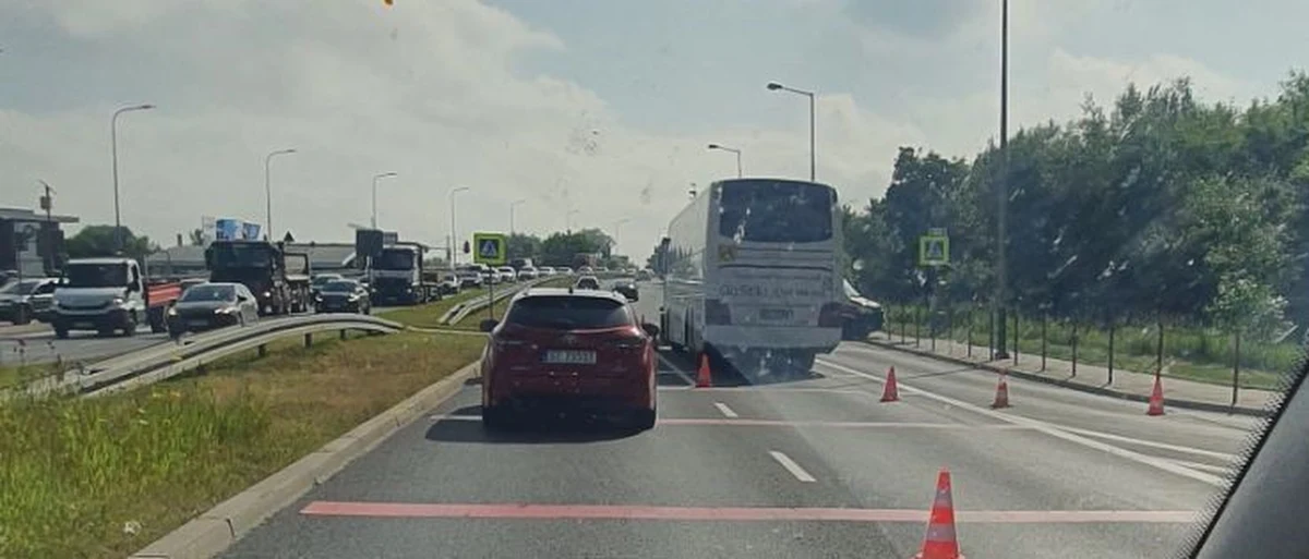 Sześcioro dzieci poszkodowanych w wypadku z udziałem autokaru z wycieczką szkolną w Krakowie przy ulicy Conrada. Informację o tym zdarzeniu dostaliśmy na Gorącą Linię RMF FM.