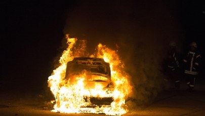 Podpalenie samochodów i pobicie. Możliwe porachunki na niewyjaśnionym tle 