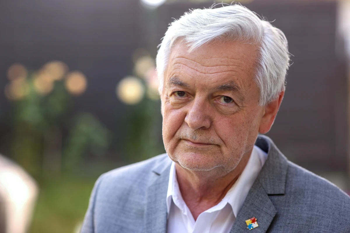 "Minister Sikorski wykazuje daleko idącą cierpliwość, bo jest świadomy, że czeka go ewentualnie nowe stanowisko komisarza ds. obrony Europy, a żeby nim zostać musi zgodnie z prawem mieć błogosławieństwo prezydenta Dudy" - mówił w Rozmowie w południe w Radiu RMF24 były ambasador Polski w Ukrainie, Jan Piekło. Skomentował w ten sposób spór między rządem a prezydentem o ambasadora Polski przy NATO.