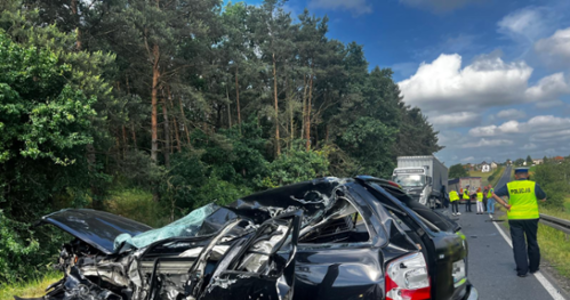 Trzy samochody ciężarowe i osobówka zderzyły się na drodze wojewódzkiej 308 między Stężycą a Bielewem w Wielkopolsce. Na miejscu zginął kierowca osobówki. Droga w tym miejscu jest całkowicie zablokowana.      