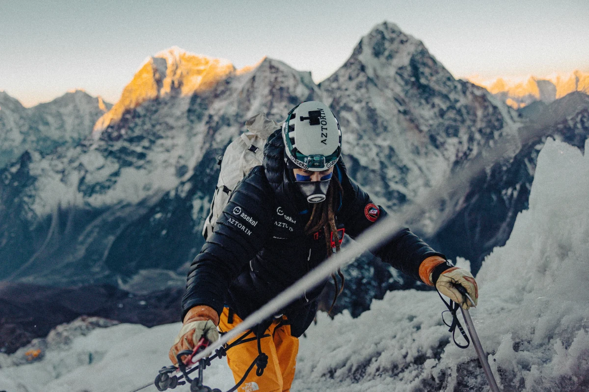21 maja o godz. 6:55 Mateusz Waligóra stanął na szczycie Mount Everestu, na wysokości 8848,86 m. Osiągnął wierzchołek z poziomu morza w 63. dniu swojej rozpoczętej nad brzegiem Oceanu Indyjskiego wyprawy.