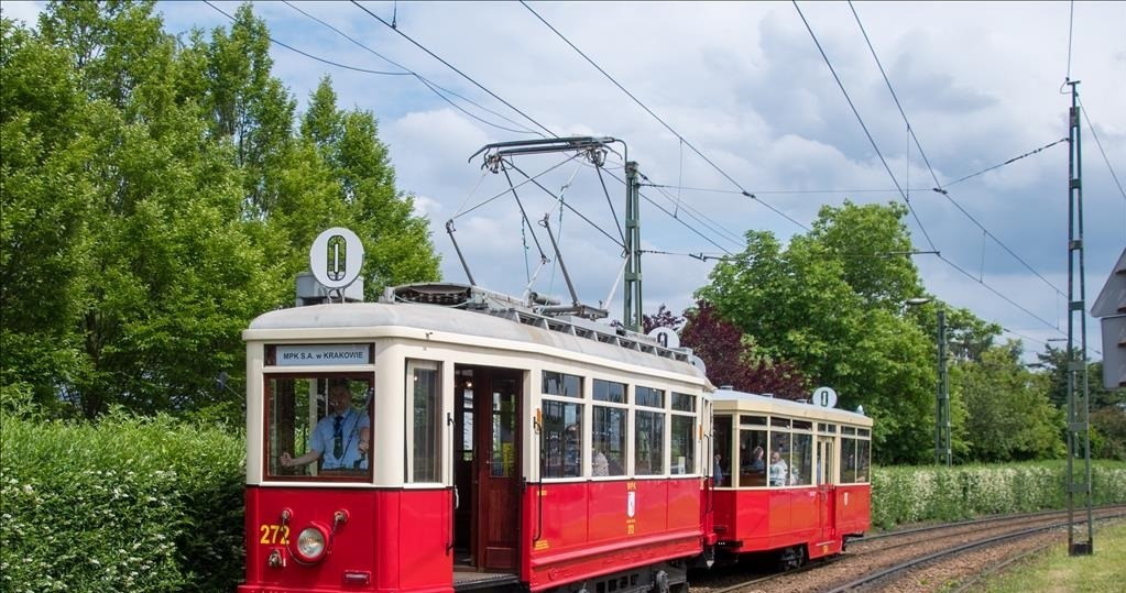 Krakowie, wyremontowano, wagon, tramwajowy, wieku, Renowacji, dokonali, pracownicy, Miejskiego, Przedsiębiorstwa, Komunikacyjneg Unikalny przedwojenny tramwaj odzyskał blask. W czerwcu wyjedzie na tory