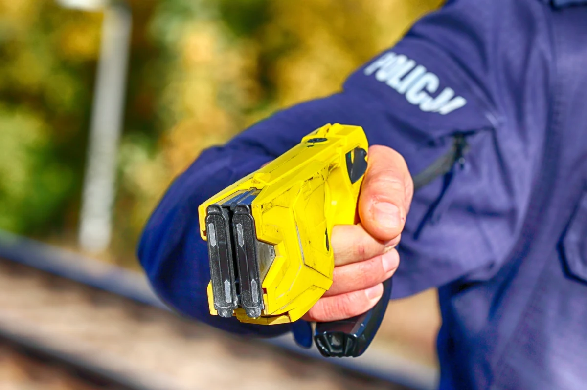 Prokuratura wszczęła śledztwo w sprawie śmierci 27-latka z Inowrocławia w Kujawsko-Pomorskiem. Mężczyzna zmarł w szpitalu po interwencji policjantów, którzy użyli wobec niego paralizatora. Funkcjonariusze zostali zatrzymani, a także zawieszeni w służbie. 