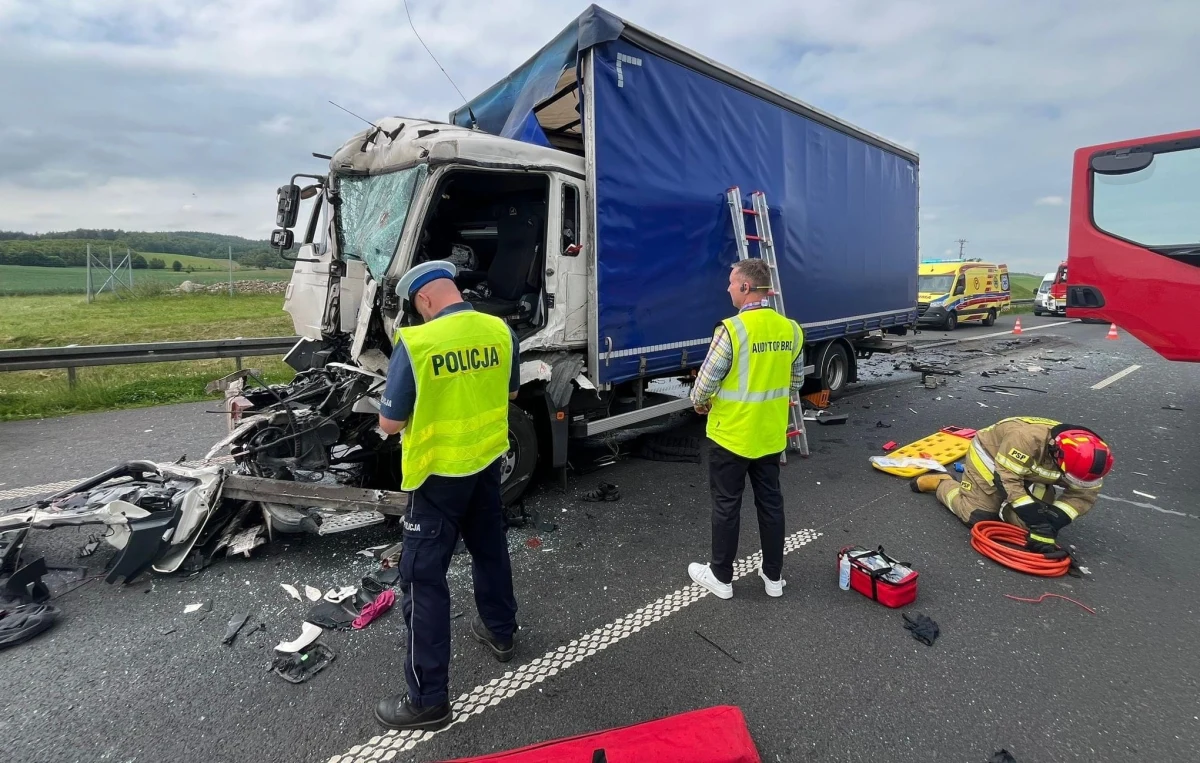 Jedna osoba została ranna w wyniku zderzenia dwóch ciężarówek na autostradzie A1 w Pomorskiem. Do wypadku doszło zaraz za bramkami w Rusocinie - na jezdni w kierunku Łodzi.