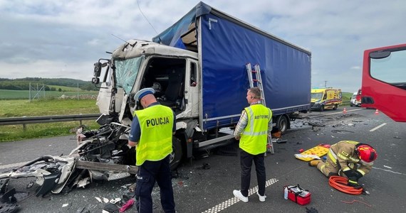 Jedna osoba została ranna w wyniku zderzenia dwóch ciężarówek na autostradzie A1 w Pomorskiem. Do wypadku doszło zaraz za bramkami w Rusocinie - na jezdni w kierunku Łodzi.