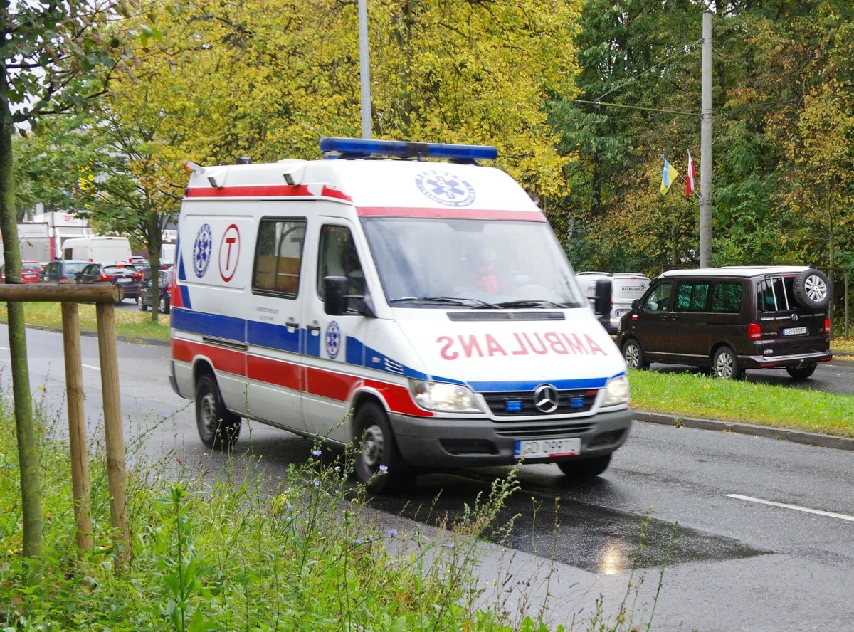 W Łodzi 60-letni tenisista zasłabł w klubie sportowym. Okazało się, że doznał nagłego zatrzymania krążenia. Zobaczył to świadek, wezwał karetkę i udzielił pierwszej pomocy. "Wszystko zakończyło się szczęśliwie, bo zadziałał tzw. łańcuch przeżycia" - powiedział Mariusz Błoch, dyrektor ds. medycznych łódzkiego pogotowia i jednocześnie lekarz, który był na miejscu. To cztery kroki, które powinien znać absolutnie każdy.