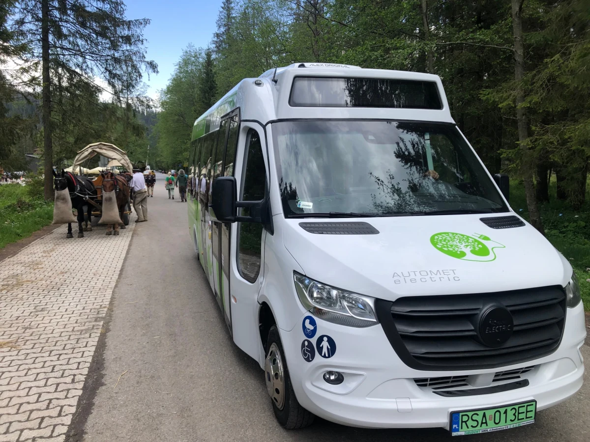 W Tatrzańskim Parku Narodowym rozpoczęło się dzisiaj testowanie elektrycznego busa, który w przyszłości być może będzie woził turystów do Morskiego Oka. Nie zastąpi on zupełnie tradycyjnych góralskich fasiągów, ale zapewne przyczyni się do ograniczenia ruchu samochodu na tej bardzo popularnej trasie. Będzie to zależeć od wyników testów.          