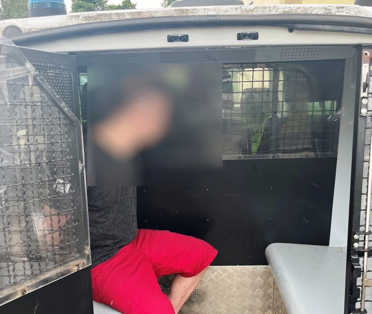 Przygotowana droga ucieczki z kryjówki i skok z okna na drugim piętrze – taki plan na wymknięcie się policjantom miał poszukiwany 42-latek z Ustronia (Śląskie). Funkcjonariusze nie dali się jednak zaskoczyć – schwytali go tuż po tym, jak znalazł się sześć metrów niżej - na trawniku, który zamortyzował upadek.